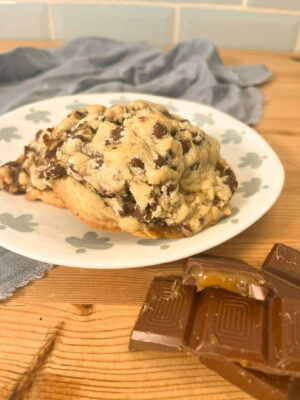 New York cookie with chocolate chips and molten caramel pieces
