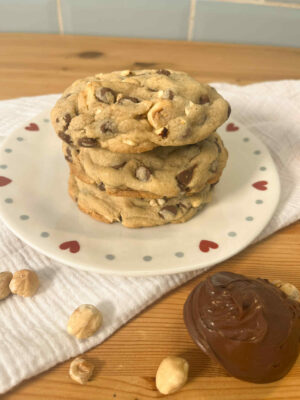 New York cookies with chocolate chips and hazelnuts, Nutella filling