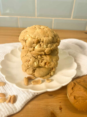 Peanut butter stuffed New York cookies with roasted peanuts